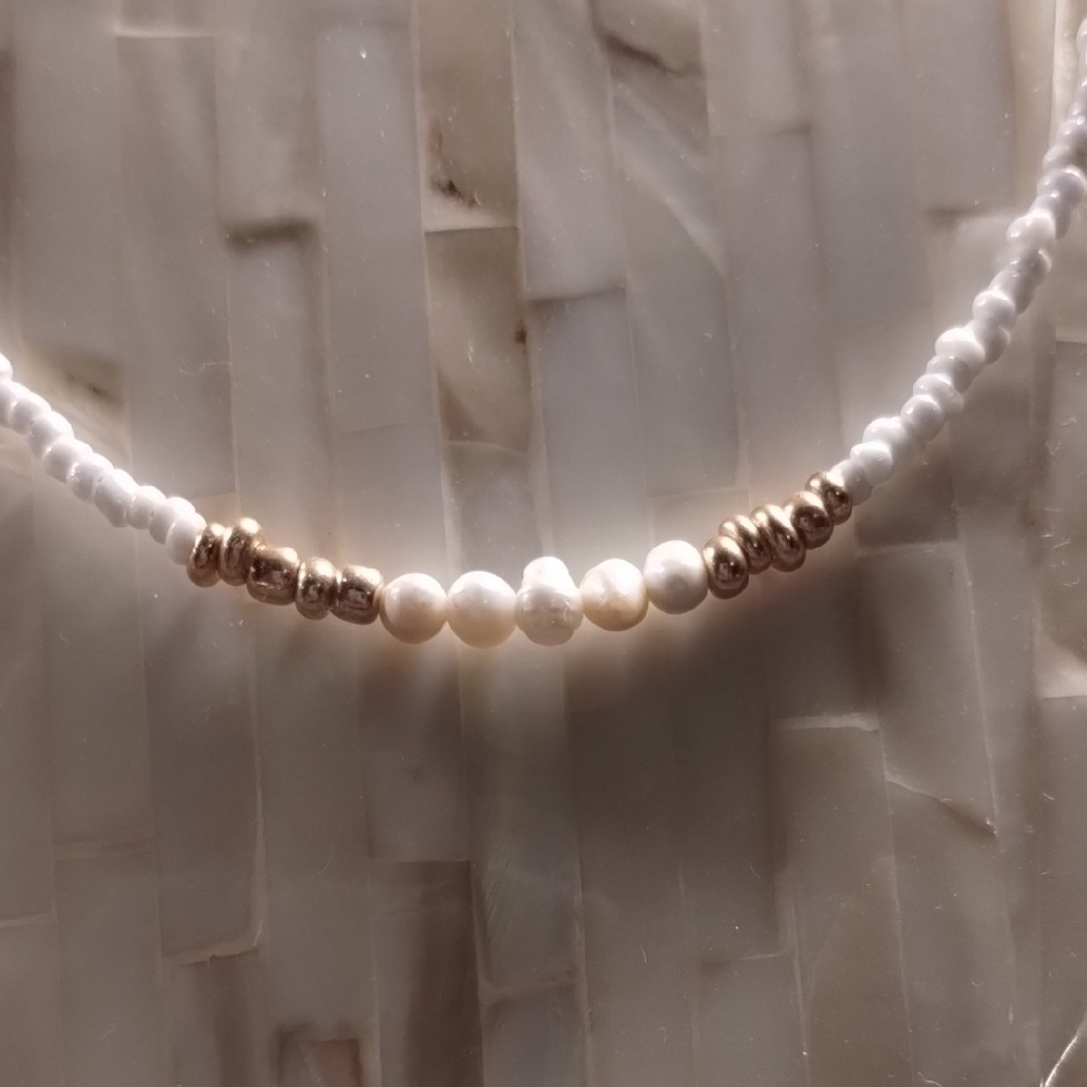 Elegant Pearl Necklace with Gold Accents - Picture 2 of 8